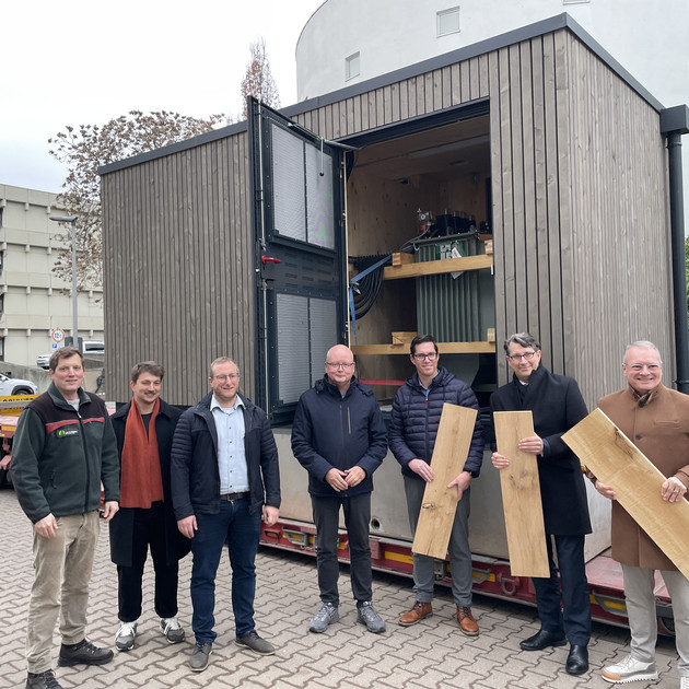 Umweltministerium informiert sich bei den SWT über Modellprojekt „Trafostation aus Holz“