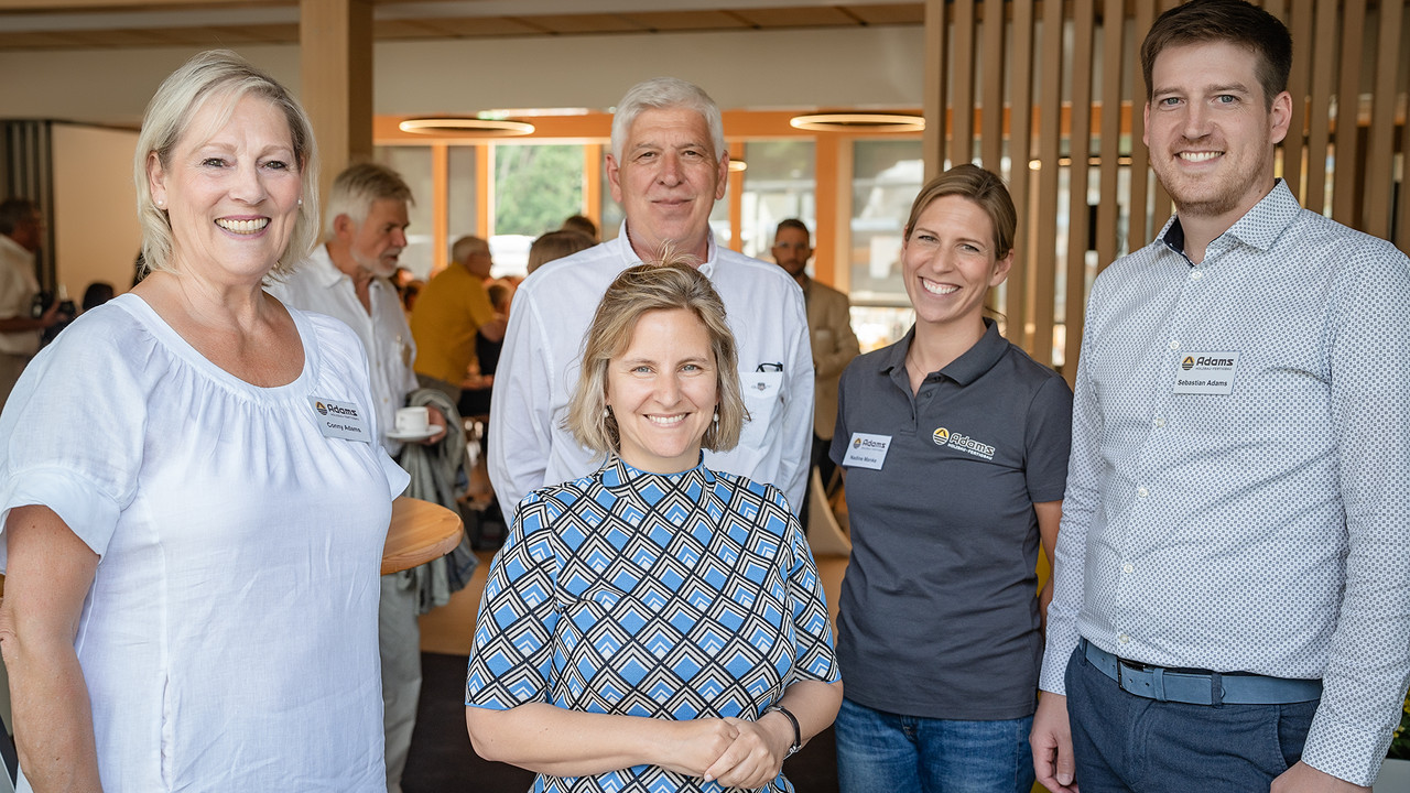 Klimaschutzministerin Katrin Eder (mitte vorn) zu Besuch beim Familienbetrieb Holzbau Adams